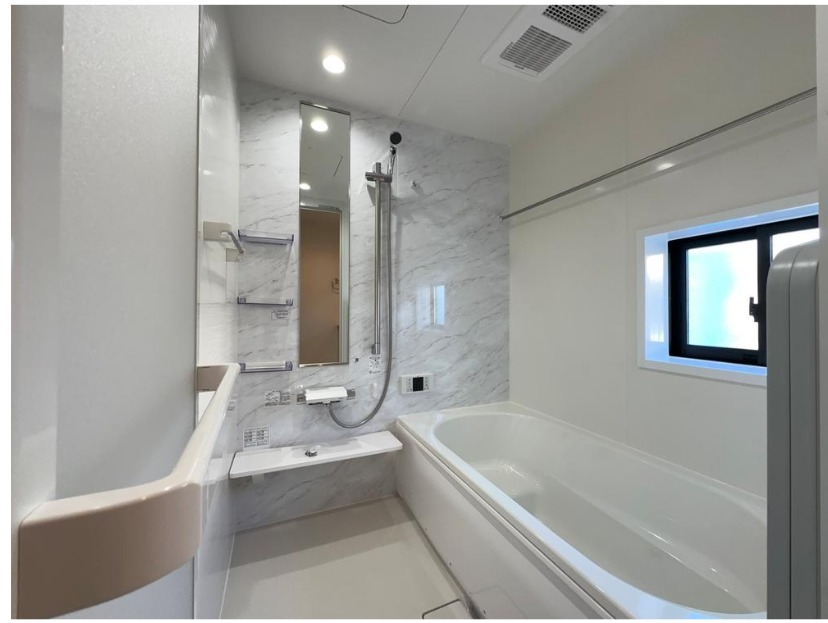 バスルームは暖かさの残る保温浴槽やスイッチシャワーなど機能性にも配慮した設計です