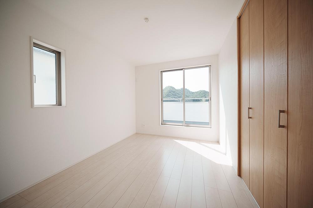 こども部屋に最適な洋室。風通しも良く、全居室に収納スペースを完備。