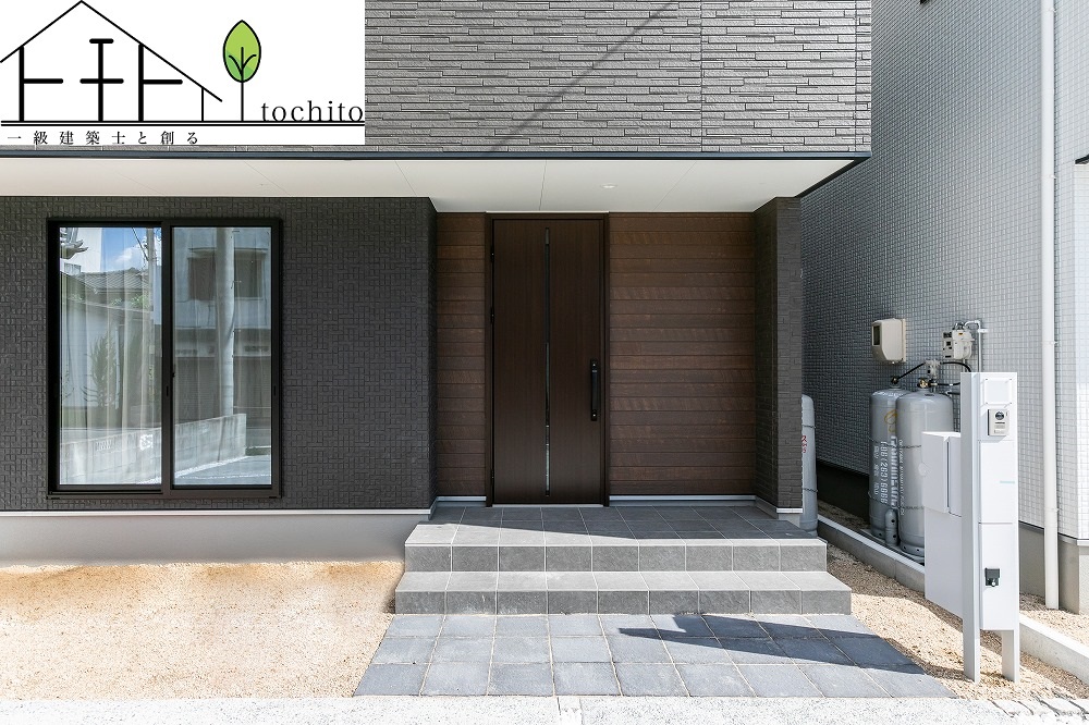 住まいの顔となる玄関は、スタイリッシュで、落ち着きと華やぎに満ちた空間。