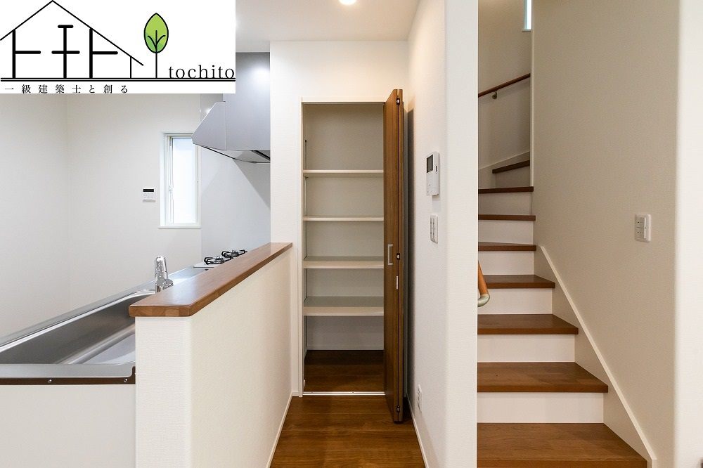 階段横の収納スペースは、生活用品や掃除道具をしまうのにも便利ですね。