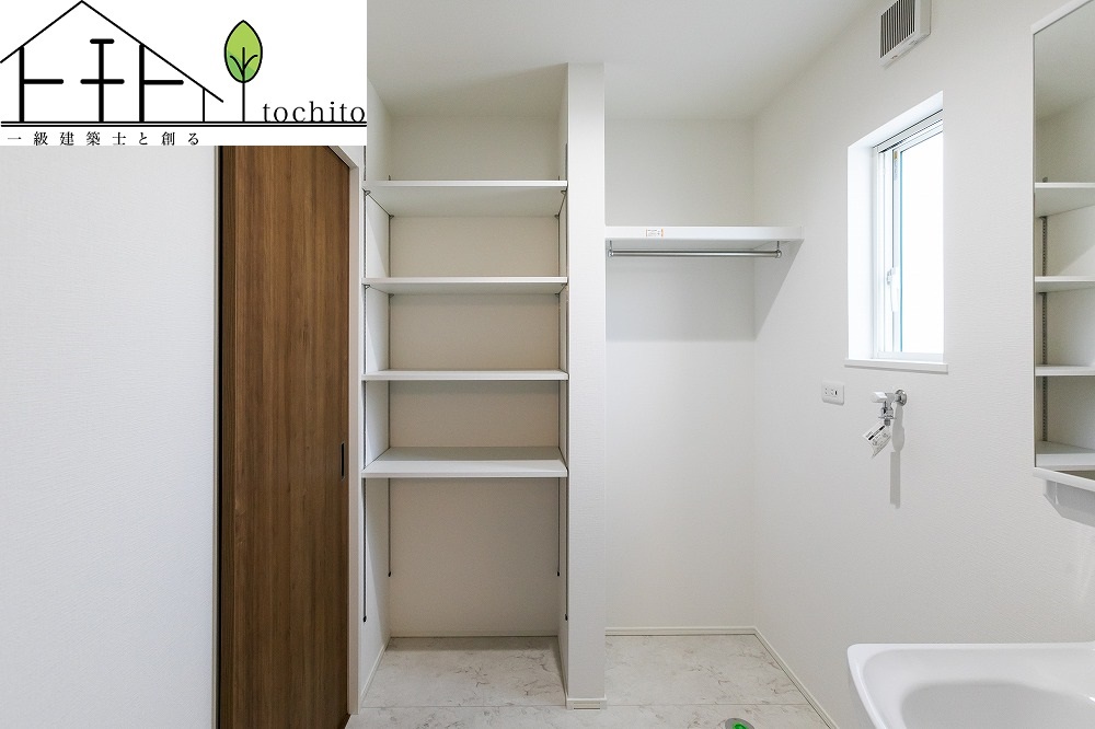 洗面台横の収納棚はご家族の着替えやタオル等の収納に便利。可動棚なのでお好きな幅に調節する事もできます。