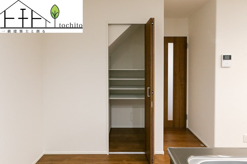 階段下を上手く活用して収納スペースを設置。それぞれの場所ごとに必要なものをしまう事ができる適材適所の収納を。