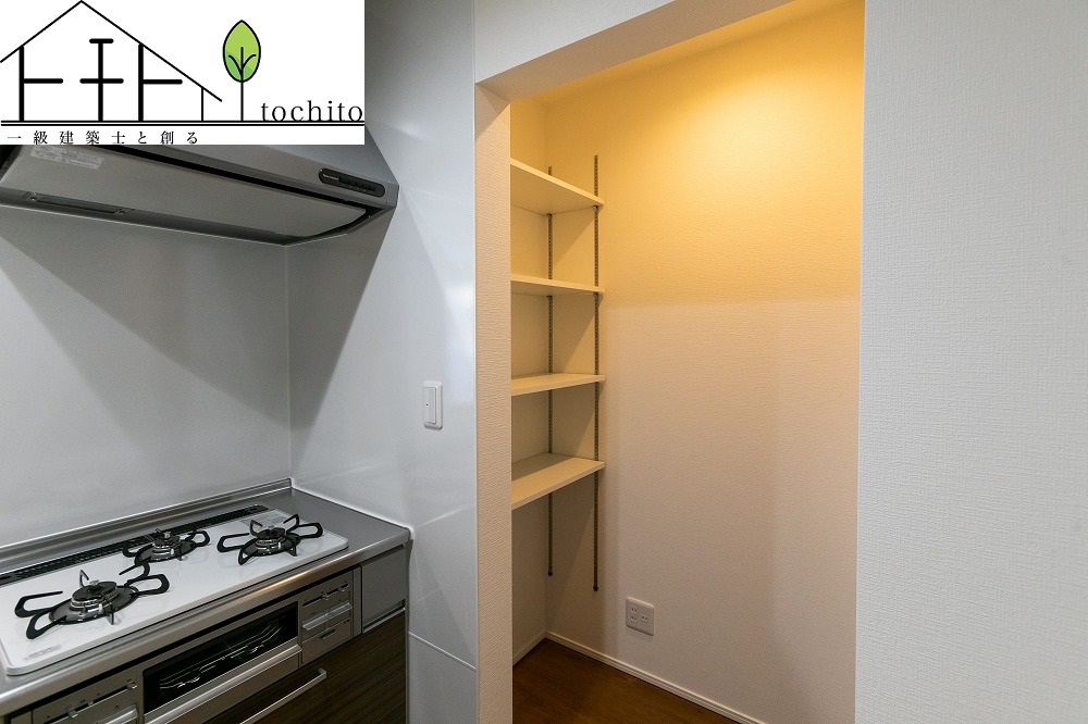 キッチン横にパントリーを設置。十分な容量を確保しているので、持て余していた調理家電などもスッキリ収納する事ができます。